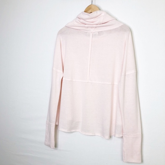 Free people with a free pink cowl Neck lightweight Sweater - Picture 5 of 8